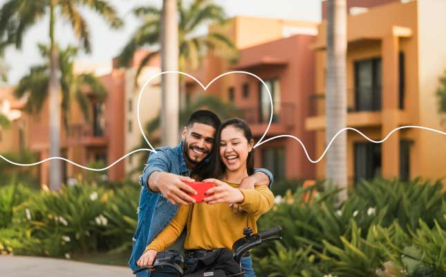 Pareja luego de recibir su remesa en el mes del amor y la amistad.